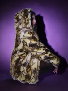 Portrait from behind in a fur coat, purple light